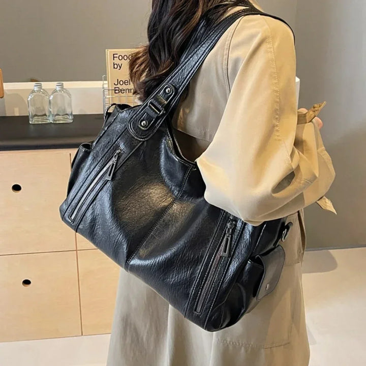 Sac bandoulière Aliona en cuir végétal, polyvalent et chic pour un usage quotidien.