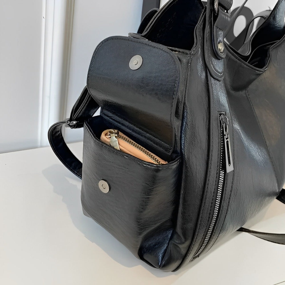 Détail de la bandoulière ajustable du sac Aliona, offrant confort et style polyvalent.