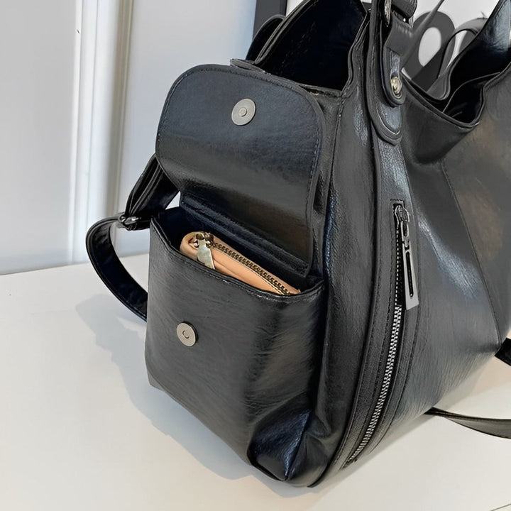 Détail de la bandoulière ajustable du sac Aliona, offrant confort et style polyvalent.