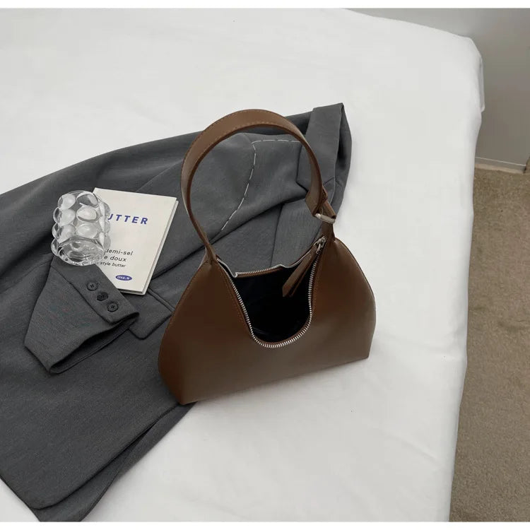 Tendance et chic, ce sac à main femme Anola petit format en polyuréthane est parfait pour l'épaule.