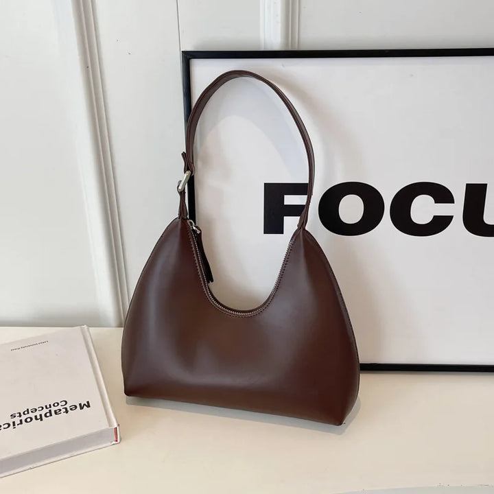 Sac femme Anola compact, style hobo chic en polyuréthane. Parfait pour une allure moderne et élégante.