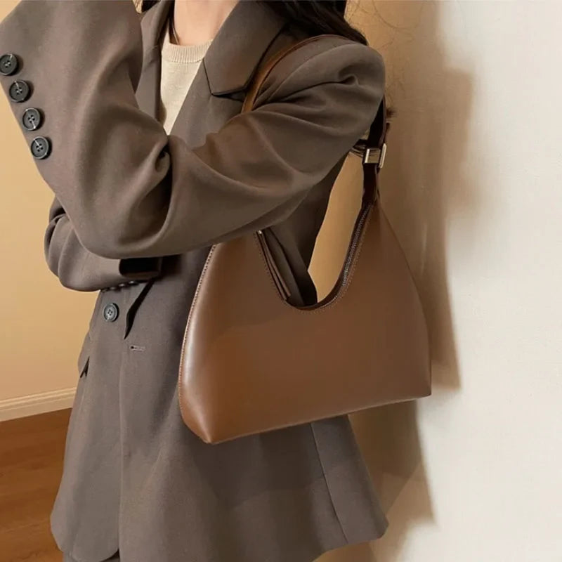 Petit sac hobo chic Anola pour femme, format compact, idéal pour un look tendance au quotidien.