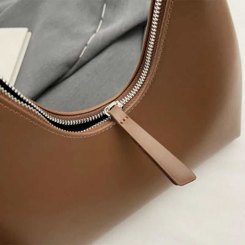 Anola, sac femme tendance à porter épaule, petit format chic pour une allure moderne.