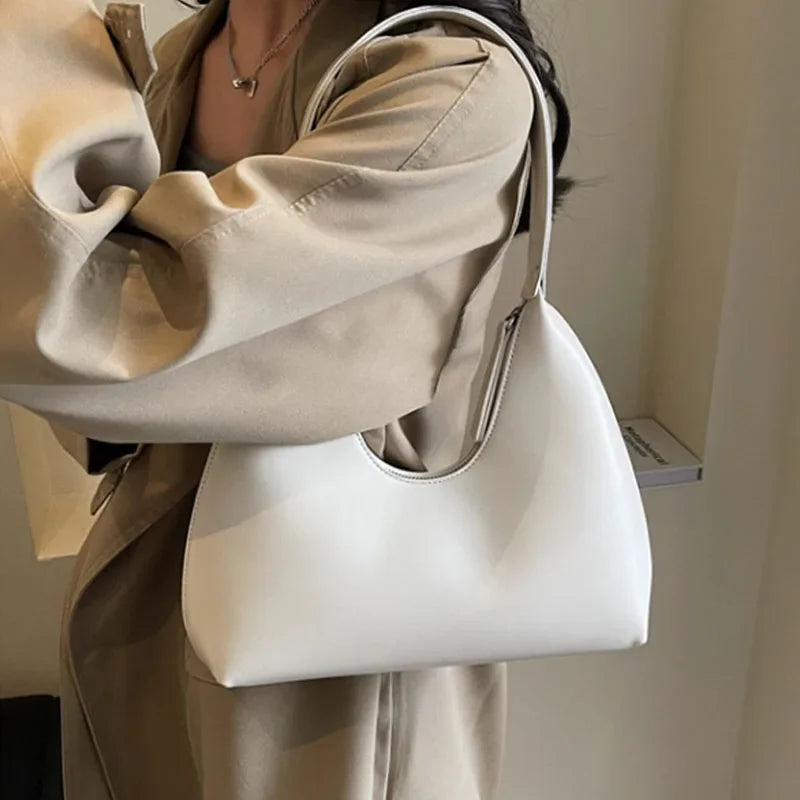 Sac à main hobo femme Anola, tendance et compact, en polyuréthane. Un accessoire chic.