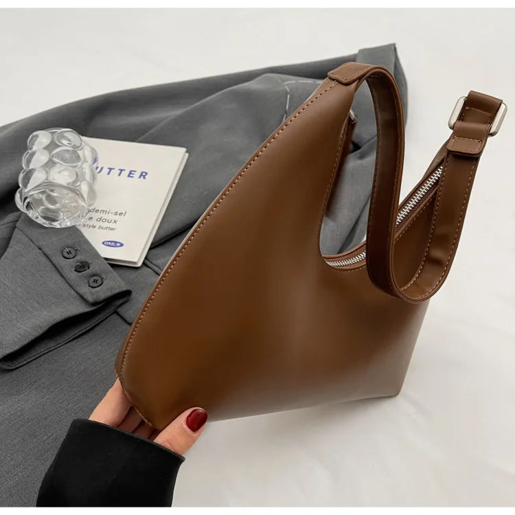 Sac femme Anola, format compact hobo en polyuréthane, très tendance et chic pour toute occasion.