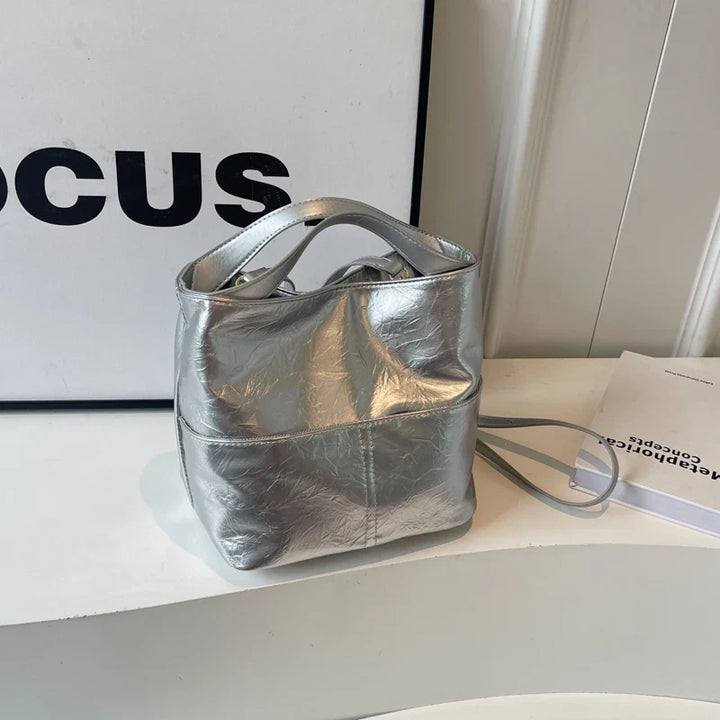 Sac à main femme argenté élégant en synthétique, parfait pour soirée.