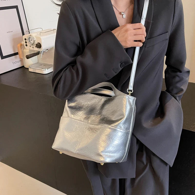 Sac bandoulière femme argenté moderne, idéal accessoire chic.