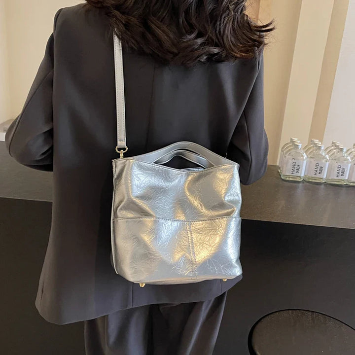 Accroché, sac femme argenté brillant, accessoire mode indispensable.