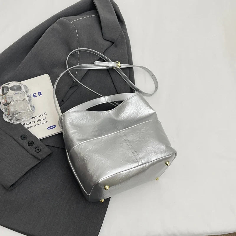 Sac élégant femme argenté, texture synthétique, style moderne et chic.
