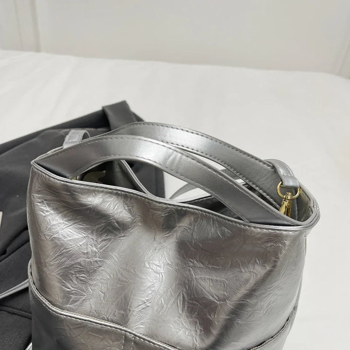 Sac à main femme argenté avec chaîne, idéal pour un look sophistiqué.