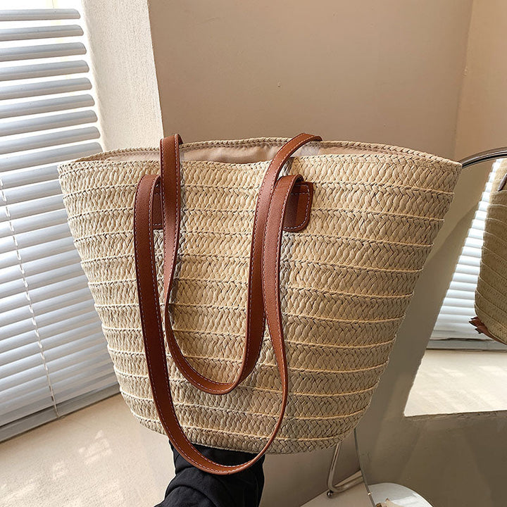 Sac à main femme bohème chic en osier tressé et cuir, idéal pour l'été et le printemps.