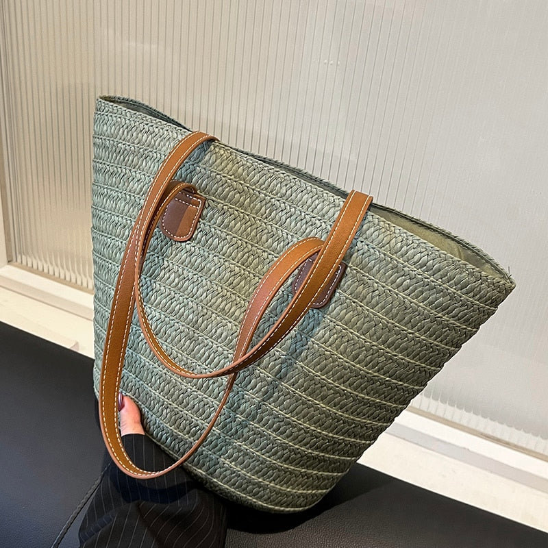 Sac à main d'été en osier et cuir, parfait pour la plage ou une sortie chic et décontractée.