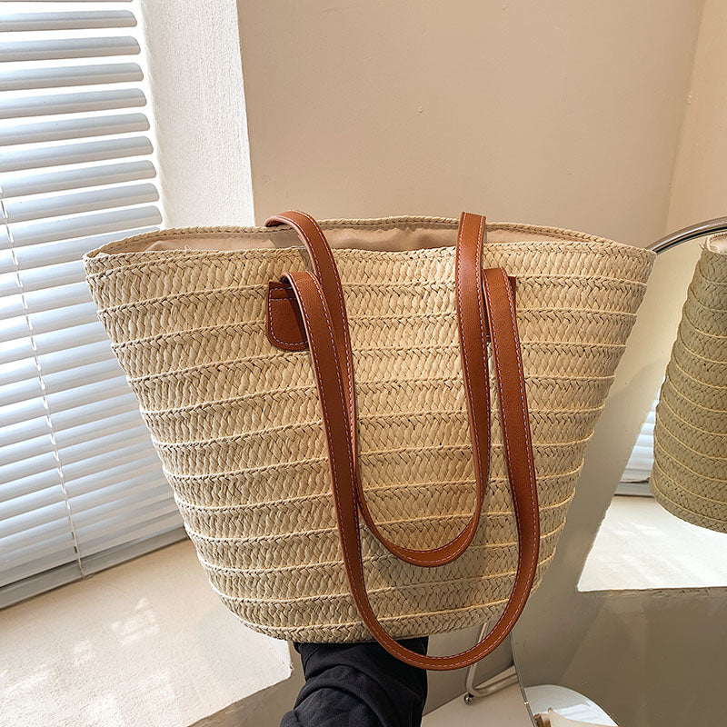 Élégant sac à main femme en osier et cuir, style bohème chic, idéal pour les tenues de printemps.