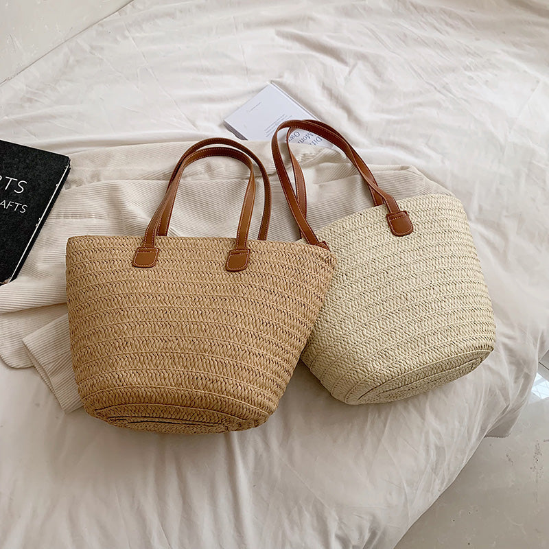 Joli sac à main femme en osier et cuir, style bohème chic, parfait pour toute occasion estivale.