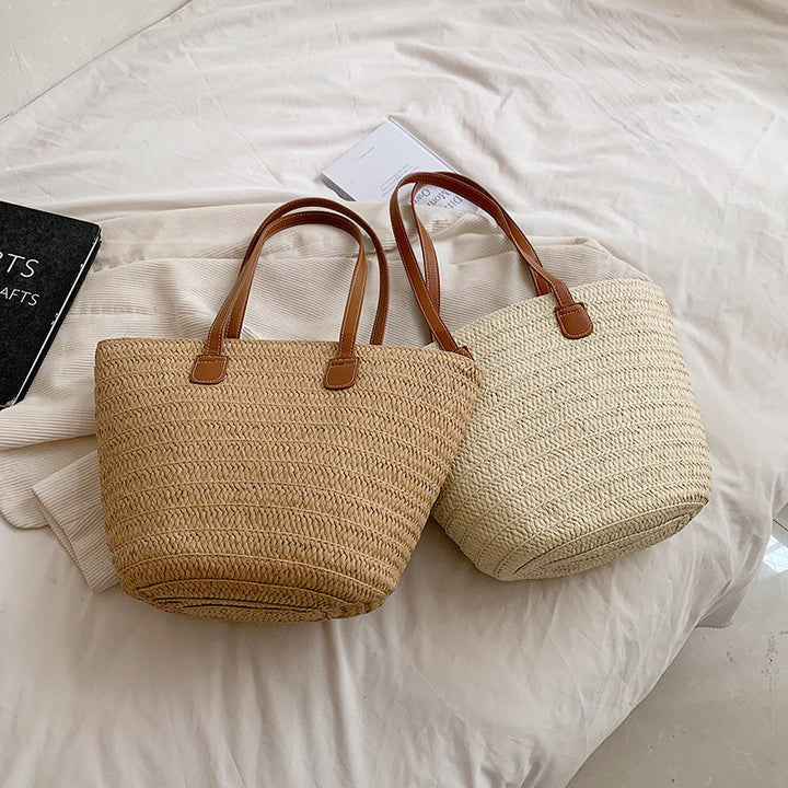 Joli sac à main femme en osier et cuir, style bohème chic, parfait pour toute occasion estivale.
