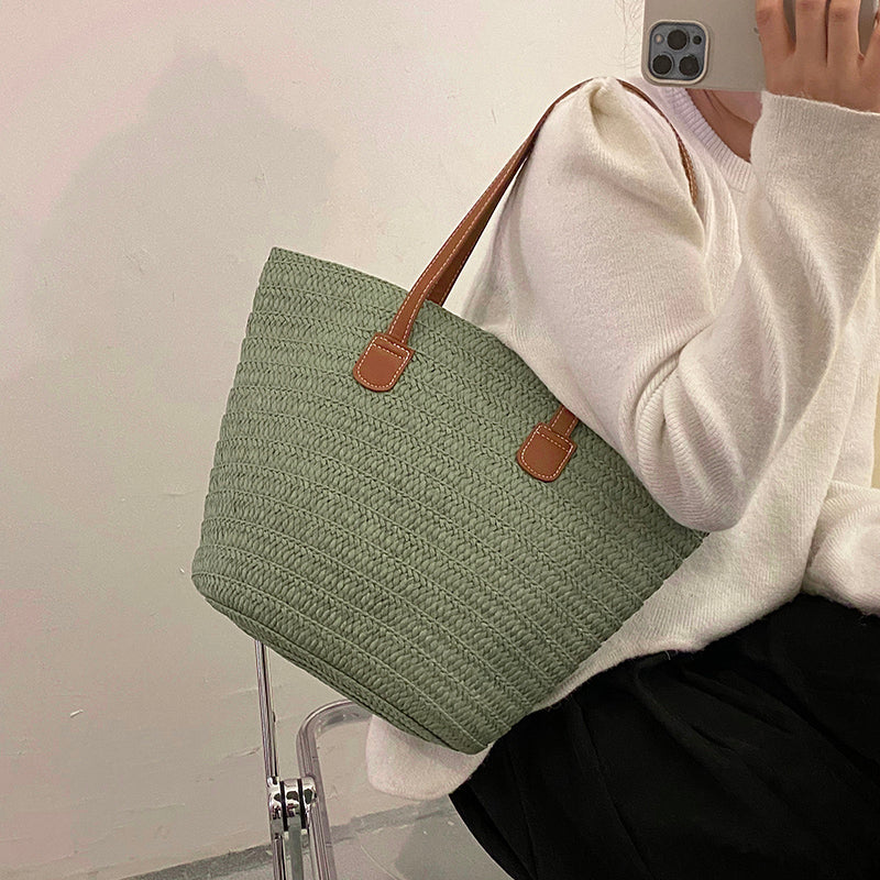 Sac à main chic en osier et cuir pour femme, style bohème, parfait pour l'été et le printemps.
