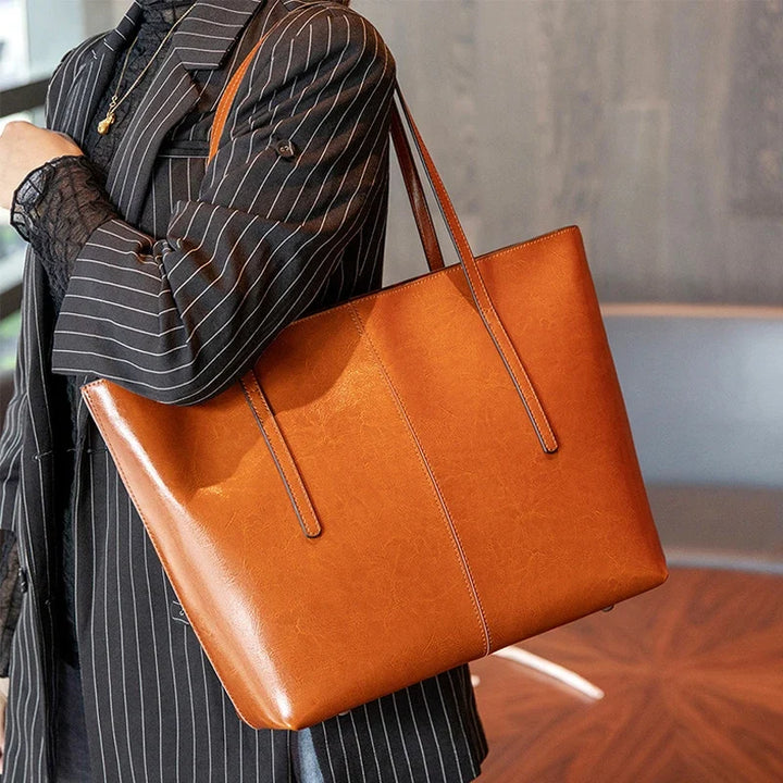 Détail du sac à main cabas femme en cuir PU camel, texture raffinée et design élégant pour un style mode.