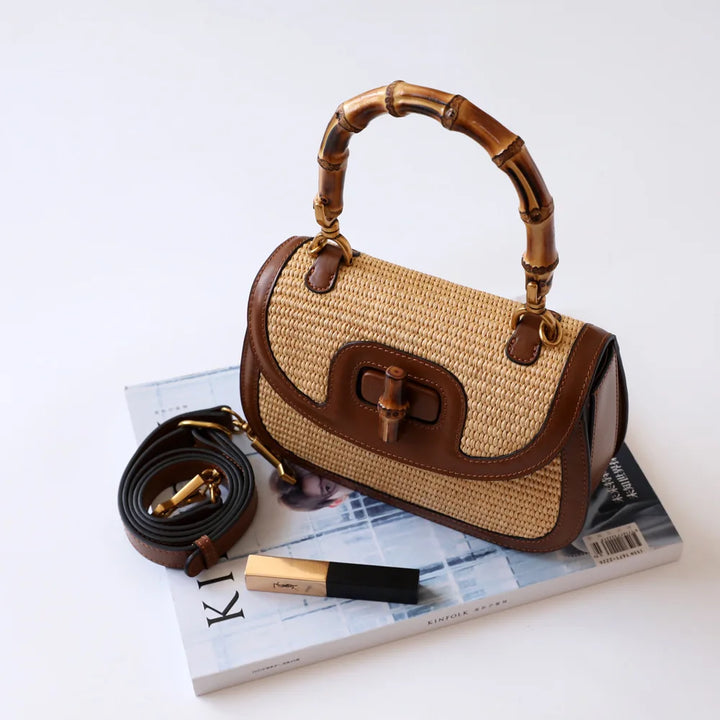 Détail du sac à main femme en paille naturelle et cuir marron, finitions élégantes et design tendance.