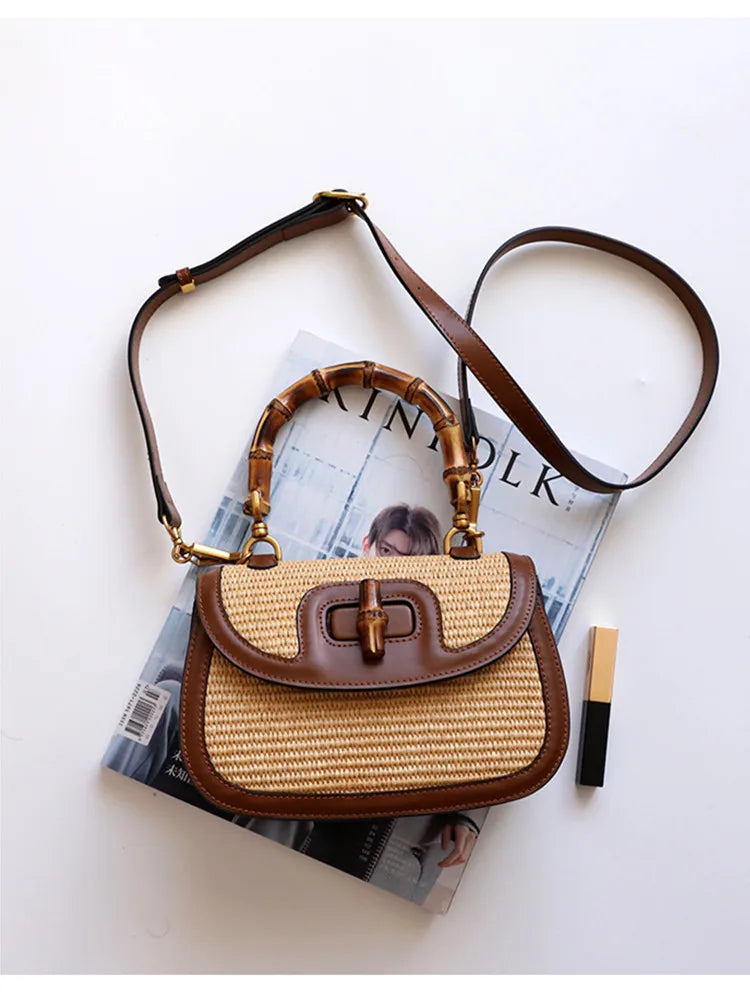 Élégant sac à main femme en paille tressée et cuir marron, accessoire chic et naturel, idéal pour l'été.