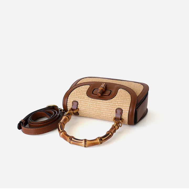 Sac à main tendance en paille naturelle et cuir marron pour femme, accessoire d'été chic et polyvalent.