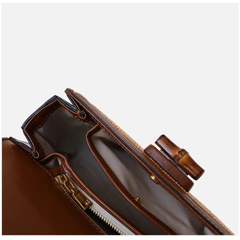 Accessoire chic: sac à main femme en paille tressée et cuir marron, parfait pour un look estival élégant.