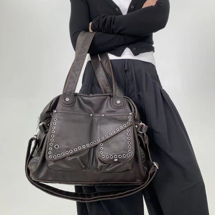 Sac épaule femme élégant avec multiples compartiments, en similicuir. Idéal comme accessoire mode pour le quotidien.