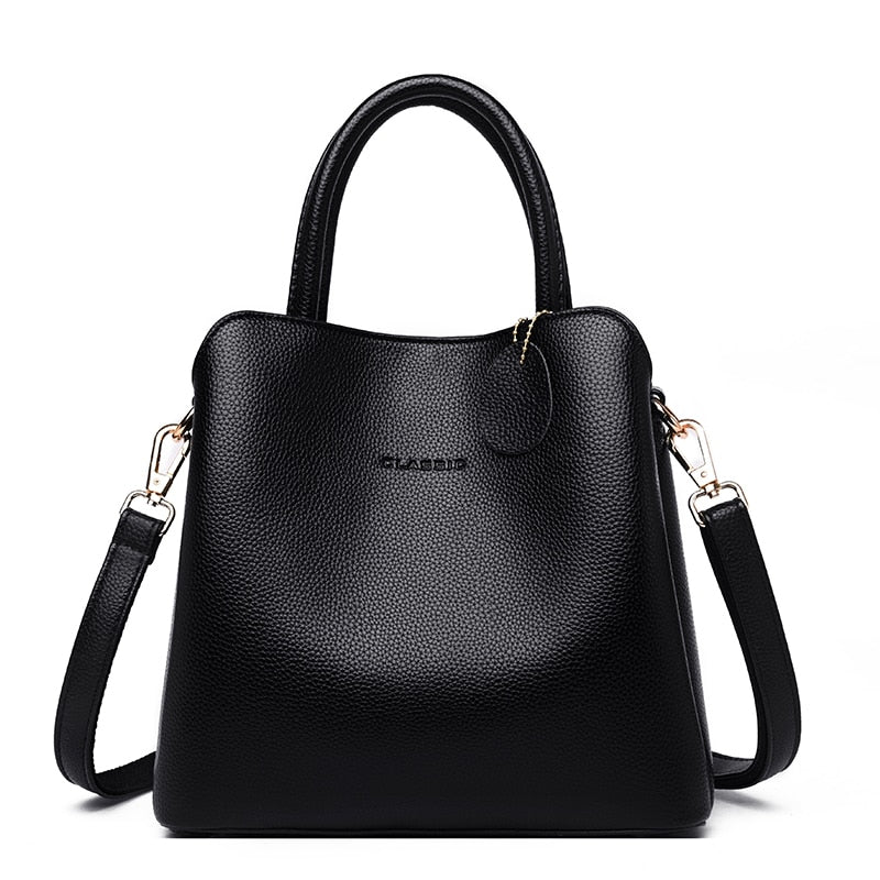 Sac à main noir spacieux pour femme avec bandoulière, un accessoire élégant et pratique.