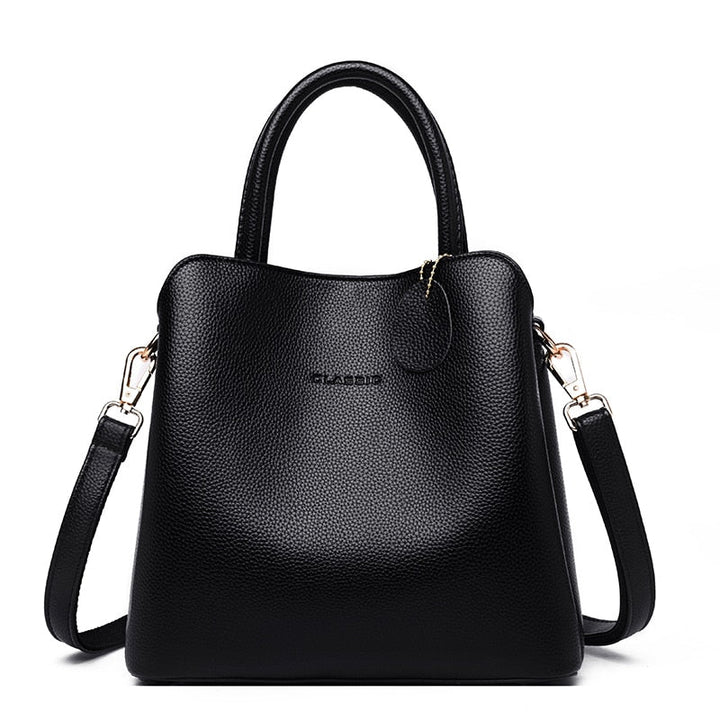 Sac à main noir spacieux pour femme avec bandoulière, un accessoire élégant et pratique.