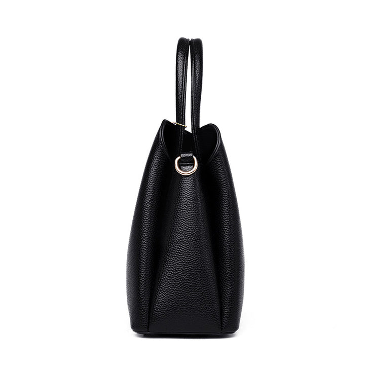 Sac femme noir élégant en cuir synthétique, idéal comme sac à main quotidien chic.
