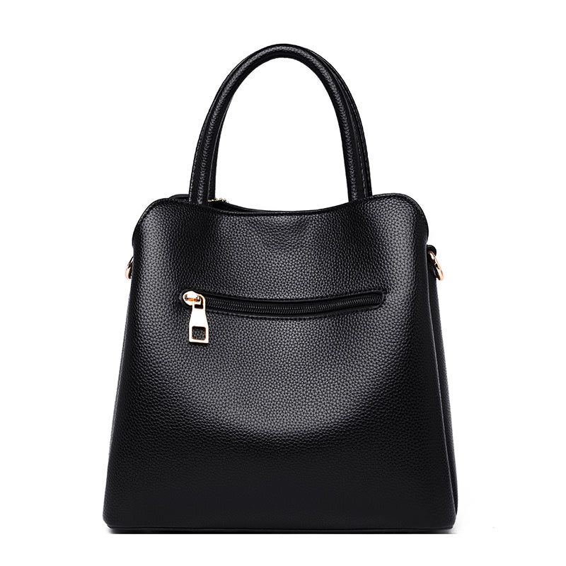Accessoire femme: sac à main noir classique avec bandoulière pour une élégance quotidienne.