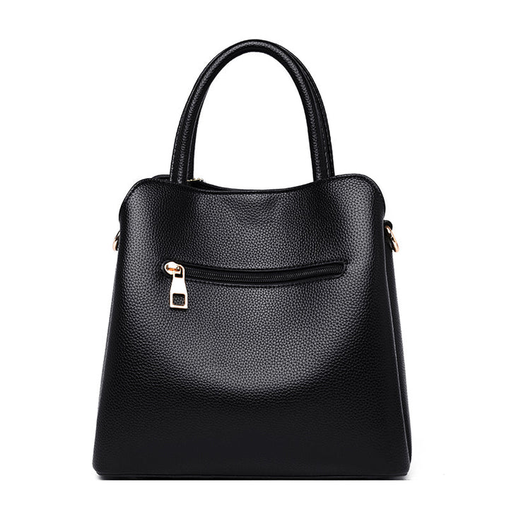 Accessoire femme: sac à main noir classique avec bandoulière pour une élégance quotidienne.