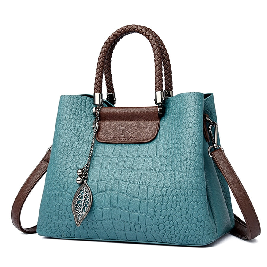 Détail du sac à main femme en cuir motif croco, couleur chic, élégant.