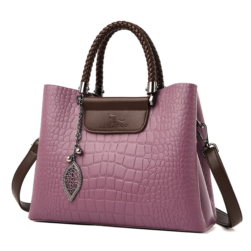 Sac femme élégant en cuir motif croco, finitions dorées, accessoire mode.