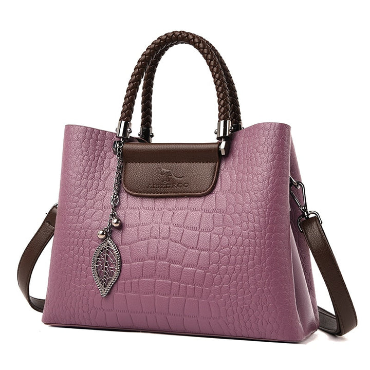 Sac femme élégant en cuir motif croco, finitions dorées, accessoire mode.