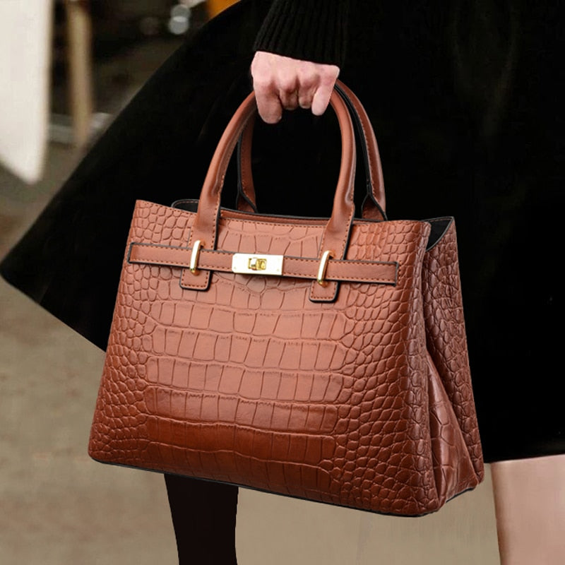 Sac à main femme effet croco élégant en cuir synthétique noir, idéal pour un look chic et structuré.