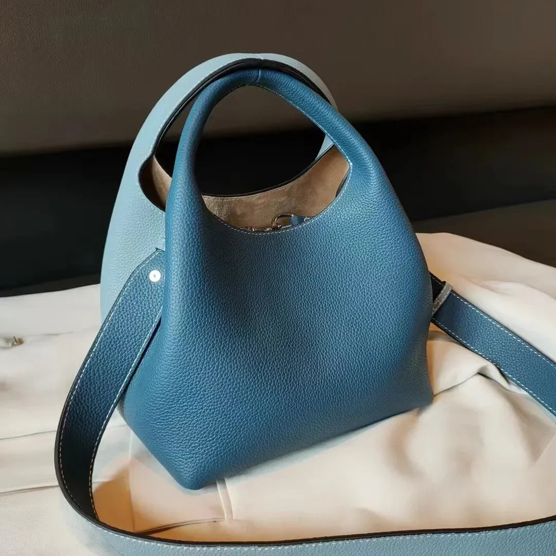 Sac seau moderne en cuir noir, accessoire élégant pour femme, bandoulière réglable, usage quotidien et luxe.