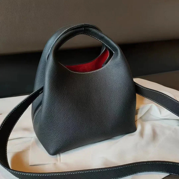 Ensemble sac à main femme cuir noir avec accessoires femme, foulard soie, lunettes, pour un style complet.