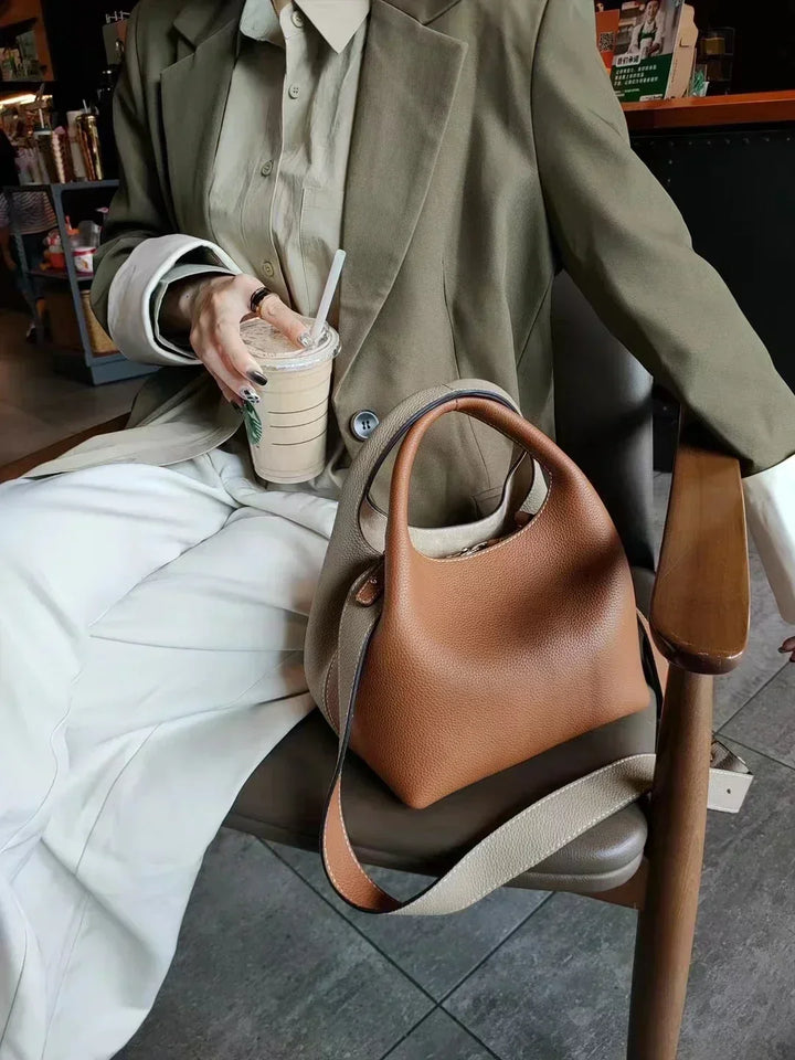 Sac bandoulière femme cuir élégant et moderne, porté épaule, pour look chic de jour ou de soirée.