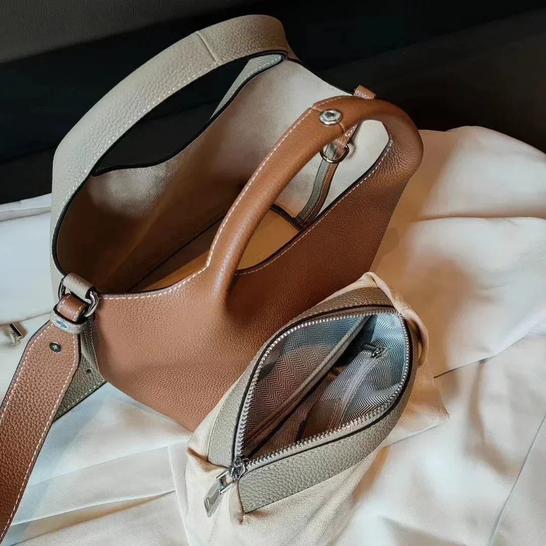 Image lifestyle sac à main femme cuir porté bras sur tenue élégante, ambiance urbaine, accessoire mode.
