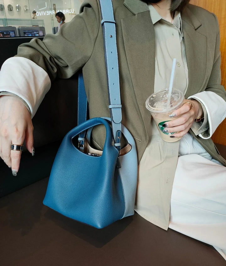Sac cuir de luxe noir pour femme, vue arrière, fermoir pratique, style seau polyvalent et chic, mode.