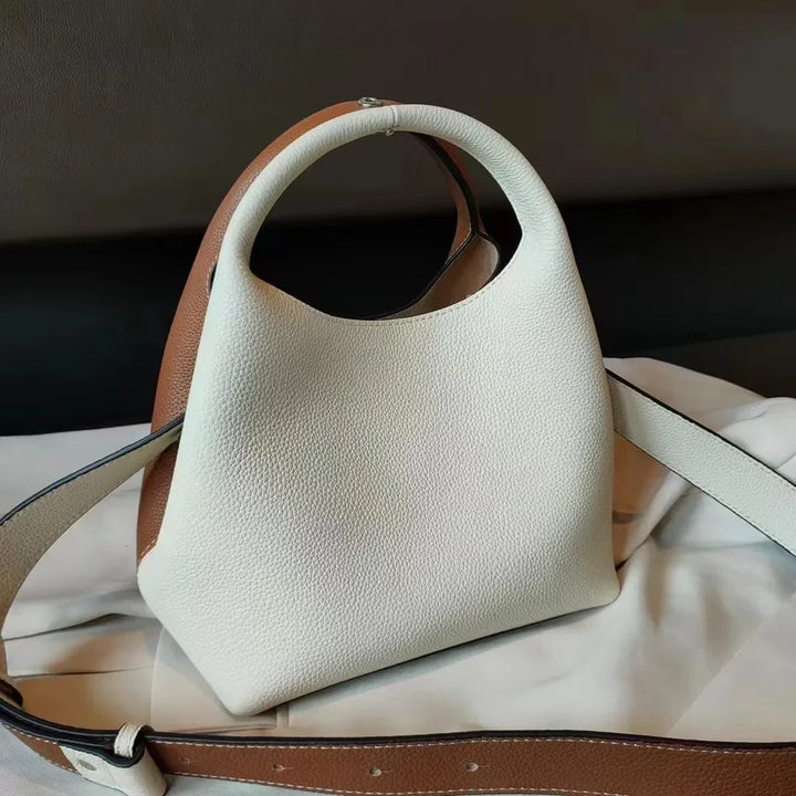Sac à main femme cuir noir, anses robustes, porté main ou bras, élégance discrète, accessoire polyvalent.