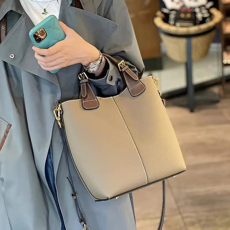 Maroquinerie: sac seau femme en cuir grainé avec bandoulière amovible, chic et pratique.