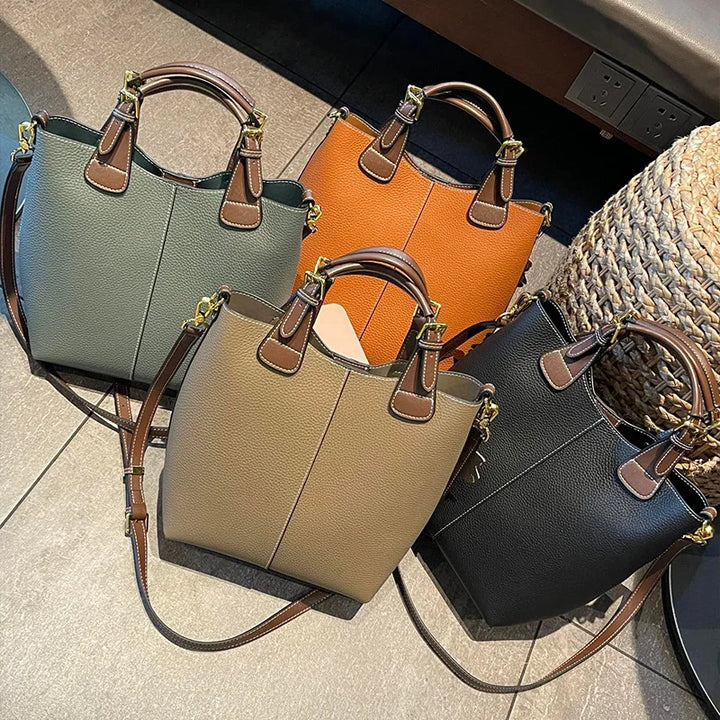 Accessoire mode femme: sac en cuir grainé avec anse et bandoulière, idéal pour toute occasion.
