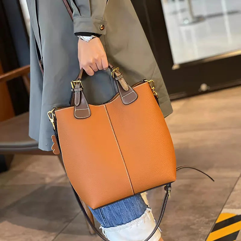 Sac à main cuir grainé haut de gamme pour femme, design moderne et élégance intemporelle.