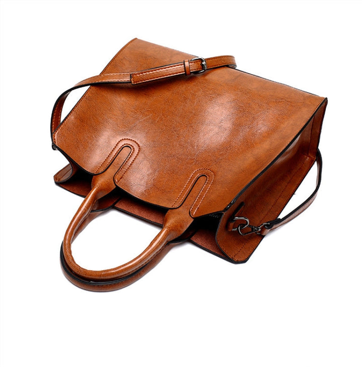 Élégant sac à main en cuir marron pour femme, idéal pour usage quotidien. Accessoire de mode avec bandoulière.
