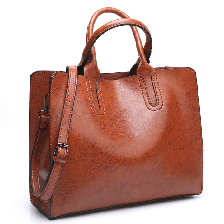 Sac à main femme en cuir marron avec bandoulière réglable, pratique pour le quotidien. Accessoire de mode élégant.