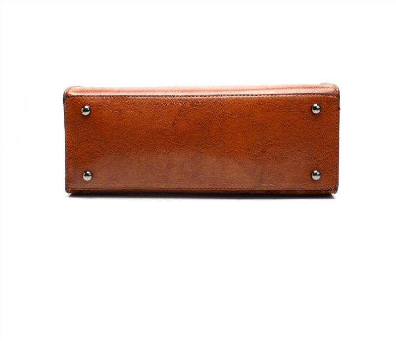 Sac à main femme sophistiqué en cuir marron. Accessoire de mode polyvalent avec bandoulière, idéal pour toute occasion.