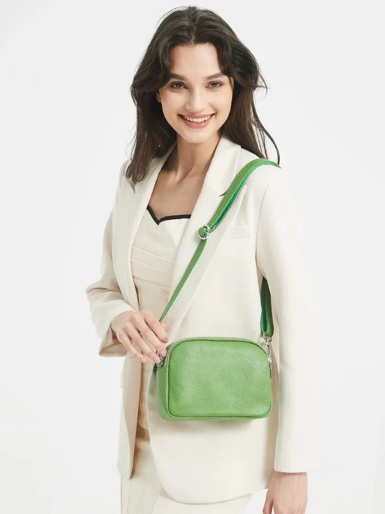 Maroquinerie fine: sac femme en cuir véritable bordeaux, avec poignée supérieure et bandoulière amovible.