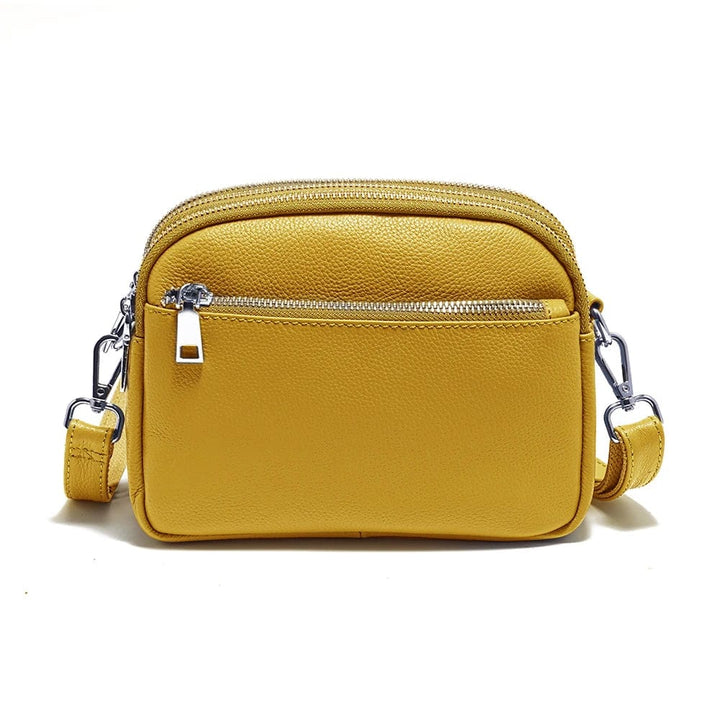 Sac en cuir femme noir, porté épaule, avec des finitions métalliques argentées, très élégant et sophistiqué.