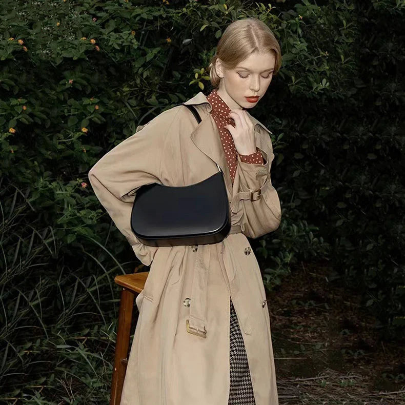 Sac à main femme en cuir noir, capacité spacieuse, style moderne et raffiné, parfait pour la femme active.